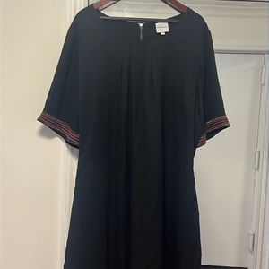 Women’s short sleeved knee length lined dress